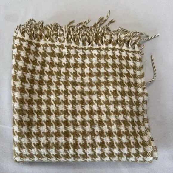 Lands’ End Women’s Tan & White Houndstooth Fringe Scarf Wrap Winter - Picture 3 of 4